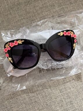 Garden Goddess Floral Accent Sunglasses